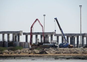 تعلیق پروژه پل خلیج ‌فارس به دلیل عدم تامین مالی