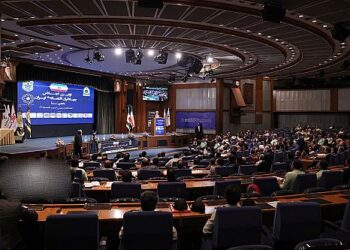 تجلیل از مدیرعامل بیمه البرز به عنوان جهادگر اقتصادی