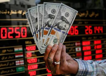 قیمت دلار زیر چکمه بازارساز