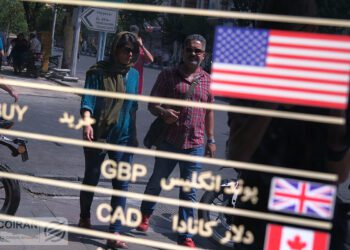 دلار با روند طلا همراهی می‌کند؟
