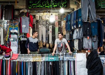 کفه سنگین ترازو به نفع پوشاک قاچاق خارجی