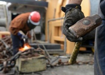 حداقل حقوق کارگران باید چقدر افزایش یابد؟