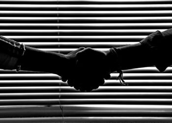 حجب و حیای فساد ریخته شده است