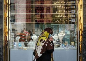 طلا ریخت، سکه عقب نشست