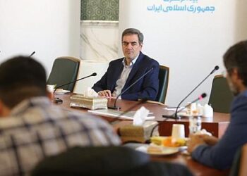 تلاش برای خروج از فاز درون‌گرا به ایجاد ارتباط سازنده با جامعه مدنی