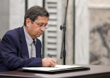 سوال از وزیر اقتصاد: دلار ۷۳ یا ۶۰ هزار تومانی؟