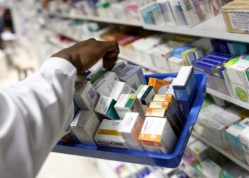 افزایش ۴۰۰ درصدی قیمت دارو؛ سلامت در صف حذف شدن از سبد خانوار