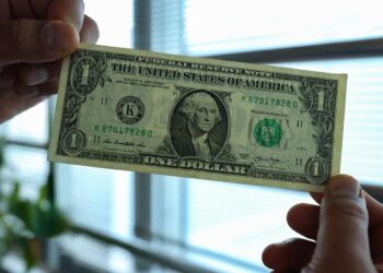 پیش بینی قیمت دلار ؛‌ بازار ارز سیاست زده