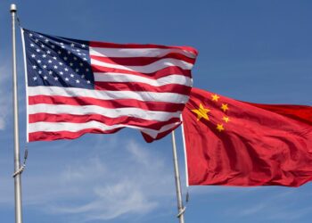 چشم‌انداز اقتصادی ۲۰۲۵: رشد آمریکا در مقابل رکود اروپا و فشارهای تجاری