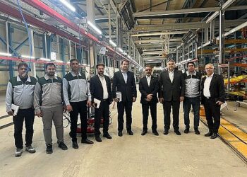 رئیس هیئت‌مدیره بانک سینا از شرکت خودرو سازی آرتابان دیزل بازدید کرد