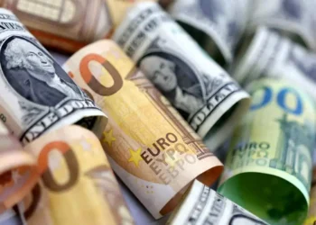 در بازار ارز تجاری؛ قیمت دلار ارزان و یورو گران شد