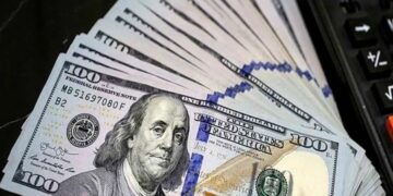 قیمت دلار بالاتر می رود؟/ احتمال ورود بانک مرکزی برای کنترل قیمت ارز