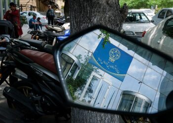 دلار صعود کرد، بورس سقوط ؛ چرا شاخص کل با رشد دلار همسو نشد؟