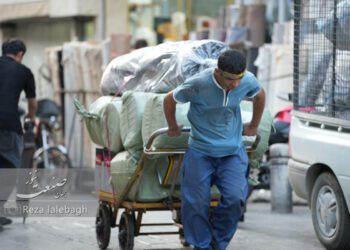 ستون میانی جامعه در حال فرسایش؛ خطر دوقطبی شدن ایران