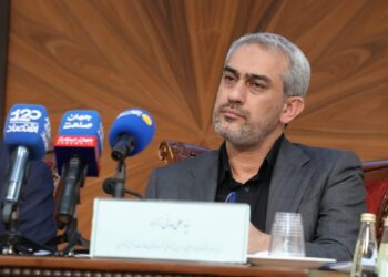 برنامه وزیر اقتصاد برای مدیریت قیمت دلار؛ صندوق ارزی میتواند نوسان بازار را کنترل کند؟