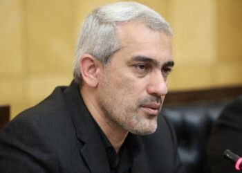 وزیر اقتصاد خواستار حل اختلاف بانک‌ها با بانک مرکزی شد