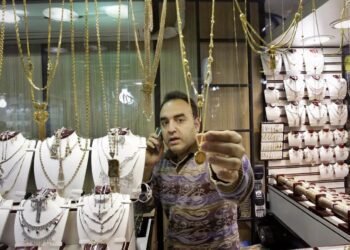 چرا با افت اونس جهانی، قیمت طلا در ایران افزایش یافت؟