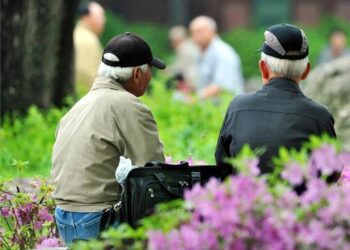 هزینه بیمه تکمیلی بازنشستگان ۱۱۹ درصد افزایش یافت/ پشت بازنشستگان را خالی کردند