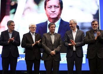 ردای چهره ماندگار صنعت بیمه در سال ۱۴۰۴ بر قامت دکتر عبدالناصر همتی